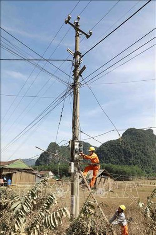 Với phương châm “Nước rút đến đâu khắc phục hậu quả ngay đến đó”, ngành điện lực huyện Minh Hóa đã huy động toàn bộ nhân lực để kiểm tra lưới điện, khắc phục sự cố để sớm cấp điện lại phục vụ nhân dân. Ảnh: Vũ Sinh/TTXVN