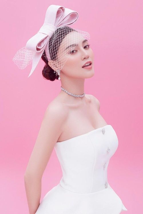 Sự kết hợp giữa áo peplum cách điệu và chân váy xếp ly xuyên thấu cũng tạo nên một tổng thể hoàn hảo cho nữ diễn viên ẢNH: MILOR TRẦN