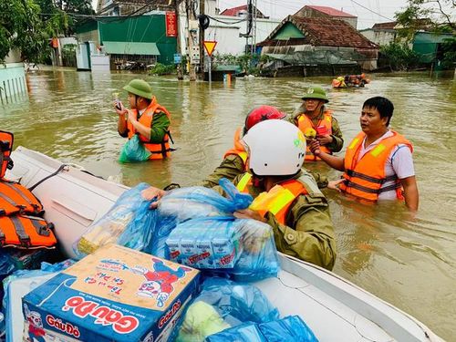 Lực lượng chức năng Hà Tĩnh hỗ trợ người dân trong đợt lũ.