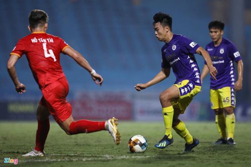 HLV Chu Đình Nghiêm tung hết những gì đang có vào sân. Trung vệ Nguyễn Thành Chung (phải) cũng được đôn lên đá tiền đạo. Đội bóng thủ đô hiểu rằng nếu không thắng, cơ hội vô địch của họ sẽ giảm đi rất nhiều.