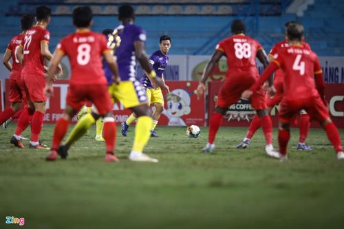 Bàn dẫn giúp CLB Bình Dương được chơi phòng ngự phản công theo ý họ. Trước mặt các cầu thủ tấn công của đội Hà Nội, luôn xuất hiện bức tường người dày đặc. Tình thế cực kỳ khó khăn cho đội bóng thủ đô bởi nếu thua, họ sẽ kém CLB Viettel 2 điểm và đã đấu nhiều hơn đối thủ một trận.