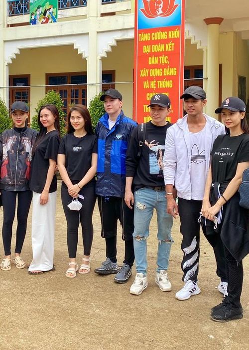 Cặp sao xuất hiện trong cùng một khung hình khi đi làm từ thiện cho người dân vùng lũ. Ảnh: NVCC.