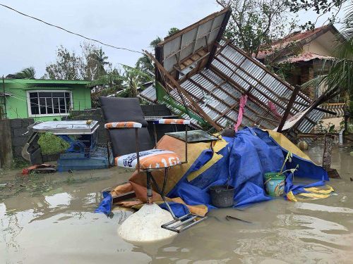  Cơn bão đã di chuyển về phía tây về phía Biển Đông với sức gió duy trì 125 km/h, giật 150 km/h. Molave quét xuyên đêm qua các tỉnh đảo phía nam thủ đô Manila. Những nơi này ghi nhận gió giật mạnh song cũng chưa có thương vong về người. 