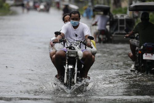  “Người dân đang yêu cầu được giải cứu vì gió đã thổi bay mái nhà của họ”, Humerlito Dolor, Thống đốc tỉnh Oriental Mindoro, nói với đài phát thanh DZMM. 