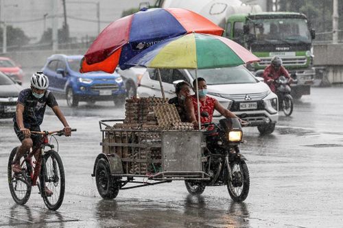  Một tàu chở hành khách và hàng hóa cũng mắc cạn trên đảo Bonito, ngoài khơi Batangas khi khu vực này hứng chịu mưa gió dữ dội vào rạng sáng 26/10. Lực lượng bảo vệ bờ biển đã cử người đi đến hòn đảo để đón 5 thuyền viên và kéo con tàu trở lại bờ. 