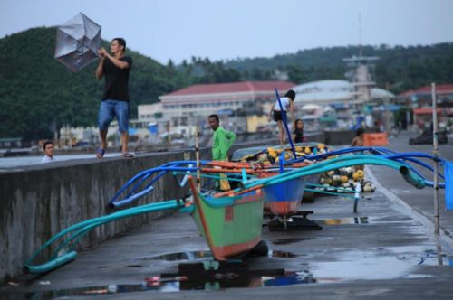  Tại tỉnh phía đông Catanduanes, 12 ngư dân đã được báo cáo mất tích sau khi họ không trở về nhà sau chuyến đi đánh cá cuối tuần, theo giới chức. 