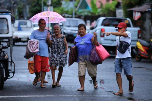  Một chiếc thuyền khác bị chìm ngoài khơi tỉnh Batangas, phía nam Manila. Lực lượng bảo vệ bờ biển đã cứu được 7 thuyền viên và vẫn đang tìm kiếm những người khác. Trong ảnh, các cư dân sơ tán khỏi nhà của họ ở khu vực ven biển của thành phố Legaspi, tỉnh Albay, phía nam Manila hôm 25/10 trước khi cơn bão nhiệt đới Molave dự kiến đổ bộ. 