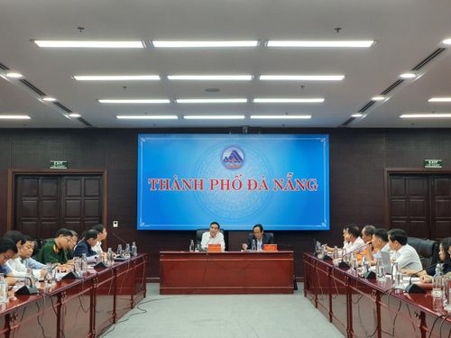 Ông Lê Trung Chinh, Phó Chủ tịch Thường trực UBND thành phố Đà Nẵng chủ trì buổi họp ứng phó với bão số 9