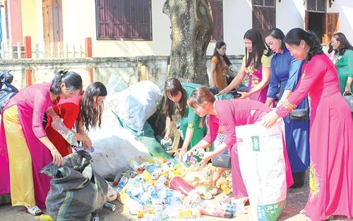  Thu gom ve chai để gây quỹ hỗ trợ cho phụ nữ nghèo -Ảnh: K.K.S 