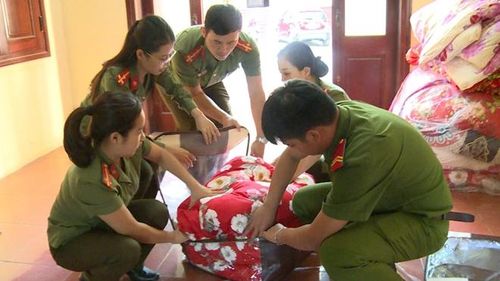 Công an tỉnh đóng gói chăn ấm ủng hộ đồng bào miền Trung.