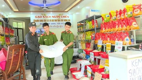 CBCS Công an tỉnh vận chuyển gạo ủng hộ miền Trung.