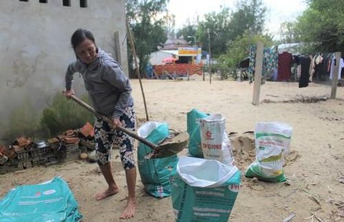Người dân huyện Núi Thành, Quảng Nam đang dùng bao cát chằng chống nhà cửa.