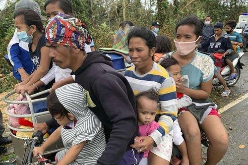 Người dân thành phố Pola di tản tới các trung tâm sơ tán để tránh bão. Ảnh: AP