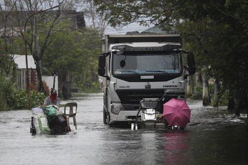 Các cơn mưa từ bão Quinta khiến nhiều nơi tại tỉnh Pampanga bị ngập lụt. Ảnh: AP