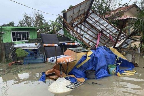 Một tiệm cắt tóc ở thành phố Pola đổ sập do gió bão. Ảnh: AP