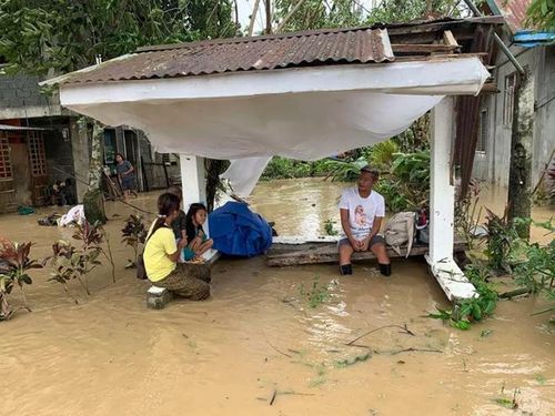 Người dân chờ đợi được cứu trợ. Ảnh: Getty 