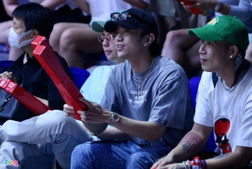  Soobin cùng Andree hào hứng theo dõi trận đấu và liên tục ăn mừng trong các tình huống ghi điểm của Warriors. Dù cố gắng đội mũ và đeo kính, Soobin vẫn gây chú ý tới các khán giả đến sân theo dõi trận đấu. 