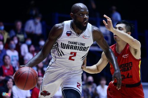  Warriors tiếp tục chơi tốt hơn trước Heat và dẫn điểm từ rất sớm. Robert Wesley Crawford thể hiện phong độ ấn tượng với 29 điểm trong 40 phút thi đấu giúp đội bóng đến từ Hà Nội giành chiến thắng chung cuộc trước Heat với tỷ số 79-62. 