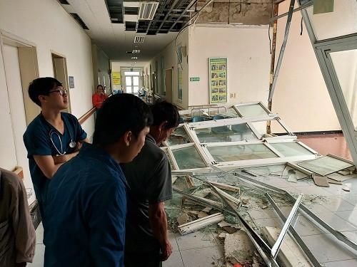 Hệ thống kính bảo vệ tòa nhà chính bị gió bão "dập" vỡ.Ảnh: Sức Khỏe Đời Sống.