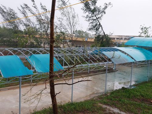 Bão số 9 cũng làm cho Bệnh viện Đa khoa Trung ương tỉnh Quảng Nam vỡ tung kính chắn, tốc hàng loạt mái. Hệ thống đường nội bộ của bệnh viện tốc mái gần hết. Ảnh: Sức Khỏe Đời Sống.