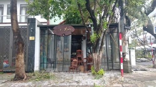 Dù chèn chống kỹ lưỡng nhưng nhiều quán cafe có cửa kính vẫn bị bão "đánh" vỡ. Ảnh: Giang Thanh