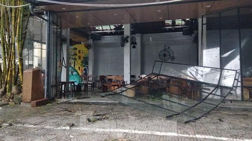 Gió tốc bay một phần mái và cửa kính của một quán cafe trên đường Lý Thường Kiệt. Ảnh: Giang Thanh