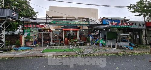 Dãy quán ăn trên đường Trần Quý Cáp (quận Hải Châu) cũng bị bão giật tan hoang. Ảnh: Cảnh Huệ