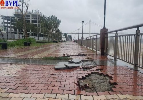  Dọc tuyến đường Bạch Đằng ven sông Hàn, sóng lớn đánh mạnh vào bờ, bong tróc từng lớp vỉa hè.