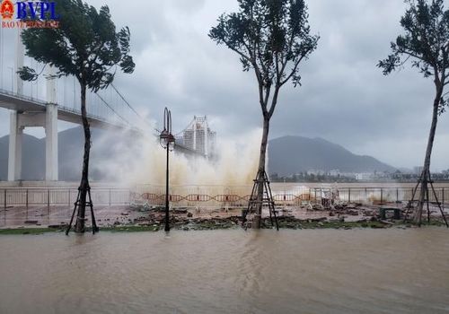  Sau khi bão đổ bộ vào đất liền và suy yếu thành áp thấp nhiệt đới, Đà Nẵng gió vẫn giật mạnh theo từng đợt. 