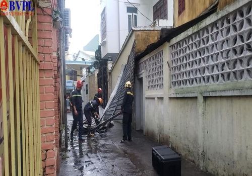 Các lực lượng chức năng đã nhanh chóng triển khai nhân lực giúp dân dọn dẹp nhà cửa, dọn cây xanh ngã, đổ, gãy trên các tuyến phố nhằm đảm bảo giao thông thông suốt và giảm thiểu thiệt hại. Thống kê ban đầu cho thấy, toàn thành phố có khoảng hơn 250 cây xanh bị gãy, đổ do ảnh hưởng của bão