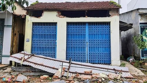  Nhà của nhiều hộ dân ở các huyện miền núi tỉnh Quảng Nam bị tốc mái. (Ảnh: Zing)