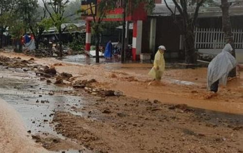 Sạt lở đe dọa cả 100 hộ dân ở huyện miền núi Nam Trà My.