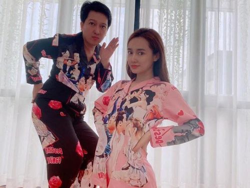 Cùng là pijama, nhưng cách in ấn những hình ảnh thân thiết của đôi vợ chồng cũng làm trang phục mang màu sắc riêng.