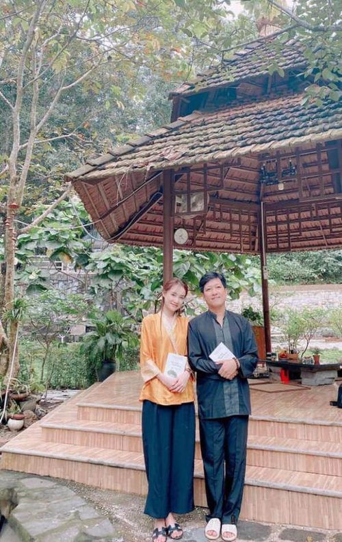 Nhìn những bức ảnh ăn diện giống nhau tình cảm thế này, khán giả ai ai cũng thích thú, pha chút ghen tỵ với cặp đôi.
