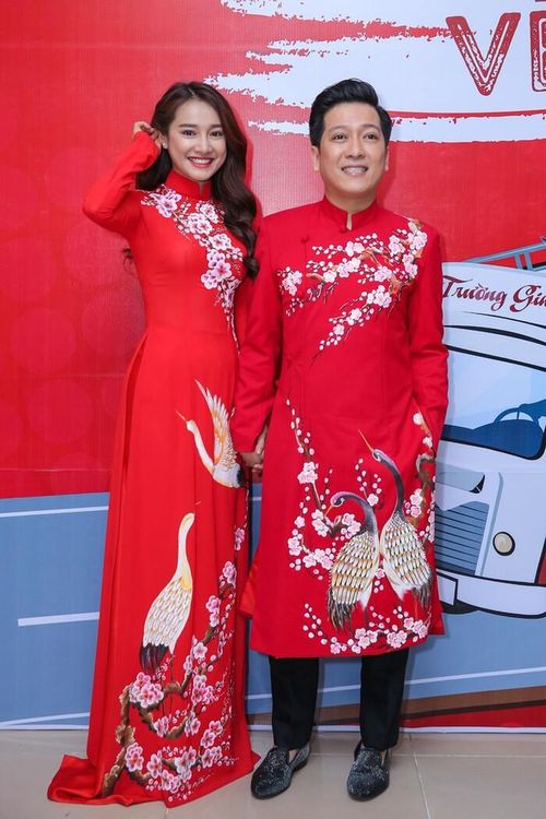 Còn nếu thật sự muốn thu hút ánh nhìn, tà áo dài đỏ với họa tiết chim, hoa vẽ tay này thật sự là lựa chọn khá hay.