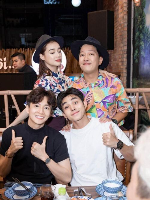 Áo sơ-mi họa tiết hoa lá vô cùng tươi tắn, mang đến sự nổi bật cho cả hai.