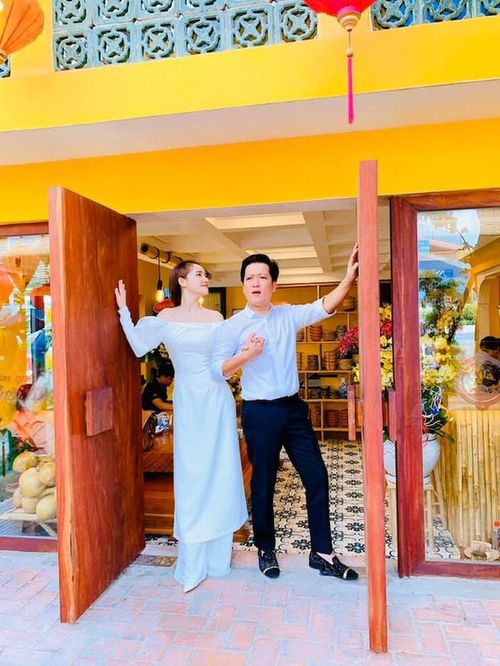 Cùng sắc trắng tinh khôi, nhưng áo dài và sơ-mi trắng, mỗi kiểu đều mang phong cách riêng, hình ảnh thú vị.