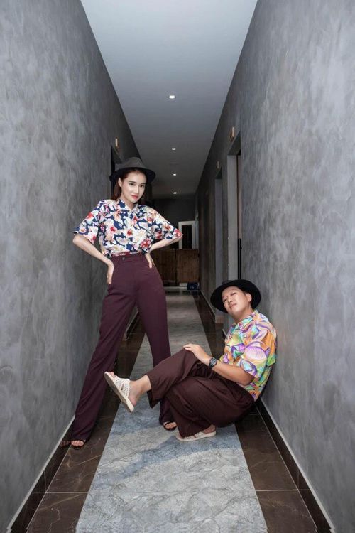 Mũ fedora vừa thời thượng, vừa mang đến tổng thể thú vị cho set đồ.