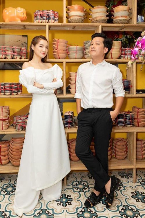 Đôi khi không cần diện outfit giống nhau, chỉ cần chung tông màu là đã toát lên sự đồng điệu.
