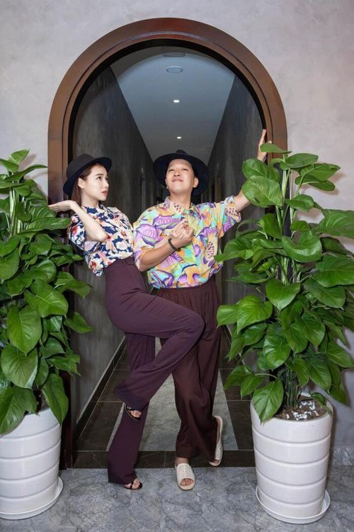 Tuy nhiên, Trường Giang lại có chút "nhường nhịn" vợ mình khi chọn mang đôi dép tổ ong cùng quần lưng chun, bình dị hơn so với cách mix đồ cá tính: quần cạp cao, giày cao gót của nữ diễn viên.