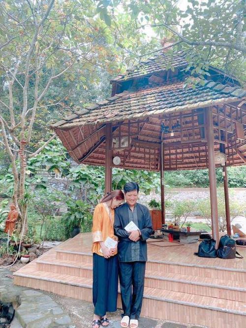 Trang phục khi đi lễ cầu an là bộ áo cánh đồng điệu, nhưng có những chi tiết, màu sắc, thể hiện bản sắc rất riêng.