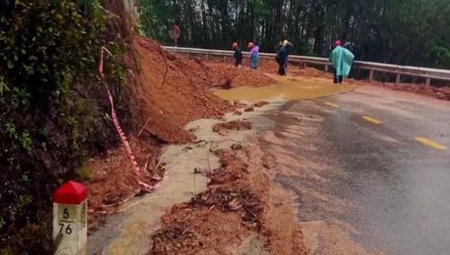 Tuyến đường 49 đoạn nối TP Huế lên huyện miền núi A Lưới xuất hiện tình trạng sạt lở