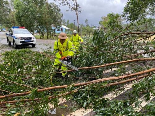 Gió bão quật gãy, đổ nhiều cây xanh nằm vắt ngang đường khiến lực lượng CSGT Thừa Thiên - Huế phải dùng cưa máy để cưa cây tránh ách tắc, nguy hiểm cho người tham gia giao thông