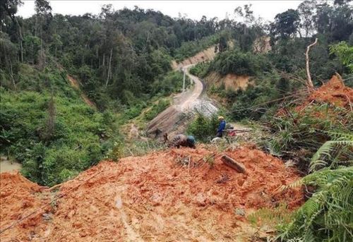 Bão số 9 gây mưa lớn làm vùng núi bị sạt lở đất, trong hình là một tuyến đường ở tỉnh Kon Tum bị sạt lở, chia cắt