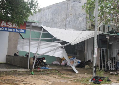 -Nhiều nơi ở TP Tam Kỳ ngổn ngang sau bão số 9.