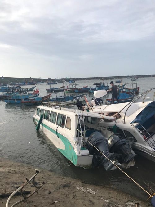 Một số ca nô trên đảo Lý Sơn bị sóng biển đánh chìm.