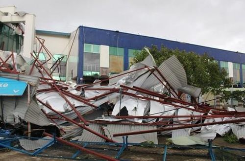 Nhiều mái tôn của cửa hàng bị sụp đổ sau bão số 9