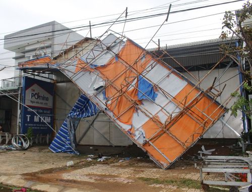 Nhiều mái nhà của người dân bị gió thổi bay hư hỏng.
