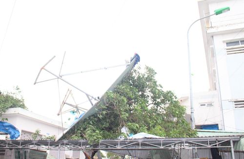 Nhiều nơi ở TP Tam Kỳ ngổn ngang sau bão số 9.