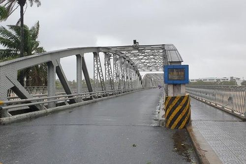 Cầu Trường Tiền lác đác vài bóng người.